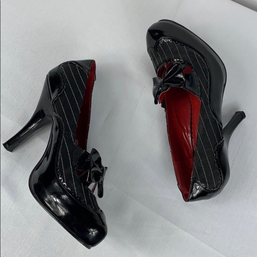 Black stripe shoes